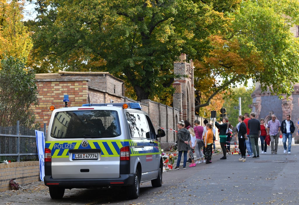 Menschen vor der Synagoge in Halle - Archivbild