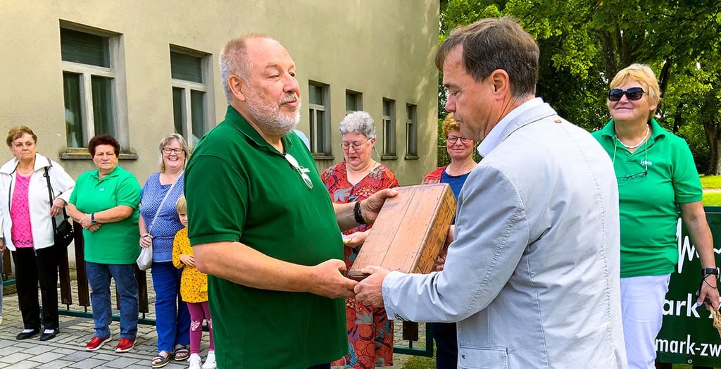 Jessens Bürgermeister Michael Jahn (re.) überreicht dem Landimpuls-Vereinsvorsitzenden Thomas Felber ein Präsent.