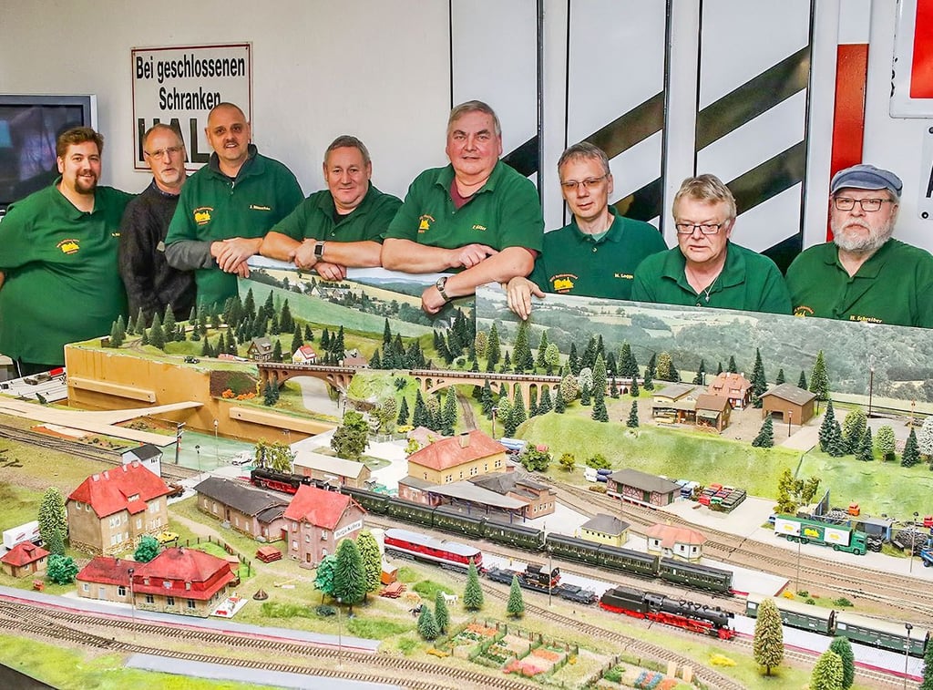 Das Team um Fred Müller (Mitte) bastelt immer.