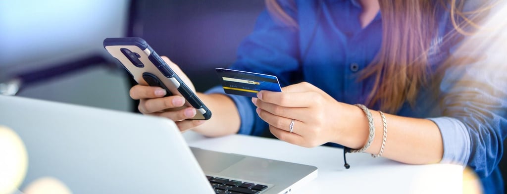 Bei der NFC-Technologie kommunizieren ein Chip mit den Zahlungsinfos und das Bezahlterminal am POS (Point of Sale) miteinander