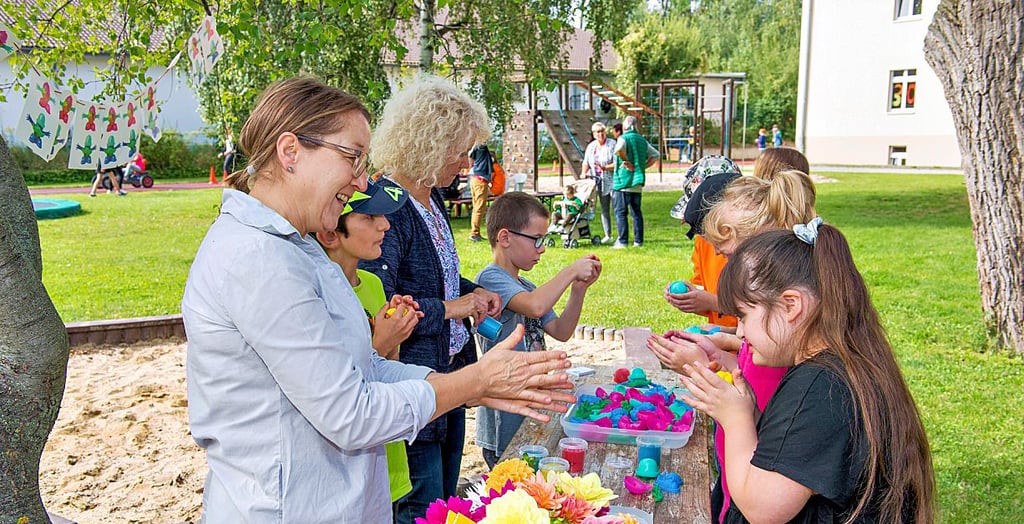 An vielen Ständen konnten die Mädchen und Jungen mit einer geistigen Behinderung Spaß am Basteln und Spielen haben.