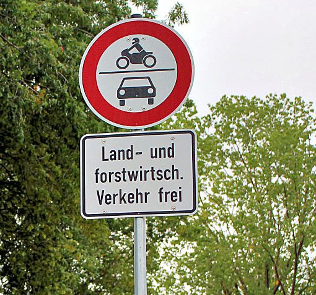 Das Schild untersagt dem Kraftfahrzeugverkehr klar die Nutzung des Feldweges am Rand von Schackensleben.