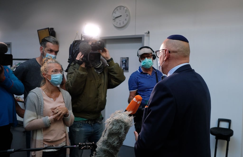 Uwe Dziuballa (r.), Chef des jüdischen Restaurants „Schalom“, spricht im Amtsgericht mit Medienvertretern.