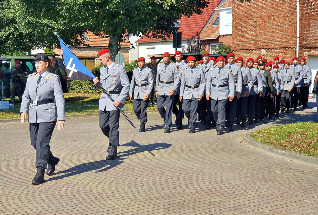 Einmarsch der insgesamt 55 jungen Soldatinnen und Soldaten aus der 4. Kompanie des Panzerpionierbataillons 803, die zum öffentlichen Feierlichen Gelöbnis auf dem Gelöbnisplatz in der Havelberger Bahnhofstraße antreten.