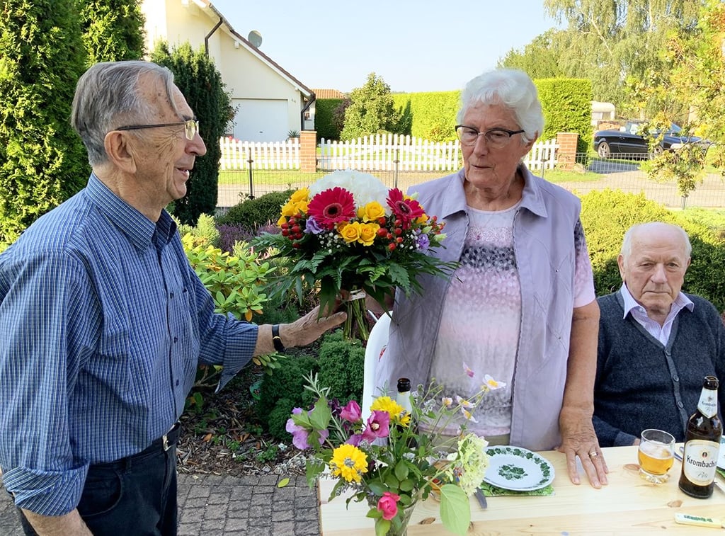 Helmut Tersch überreicht ?Bürgermeisterin? Ursula Giesel, neben ihr Ehemann Hubert, zur Verabschiedung einen Blumenstrauß.