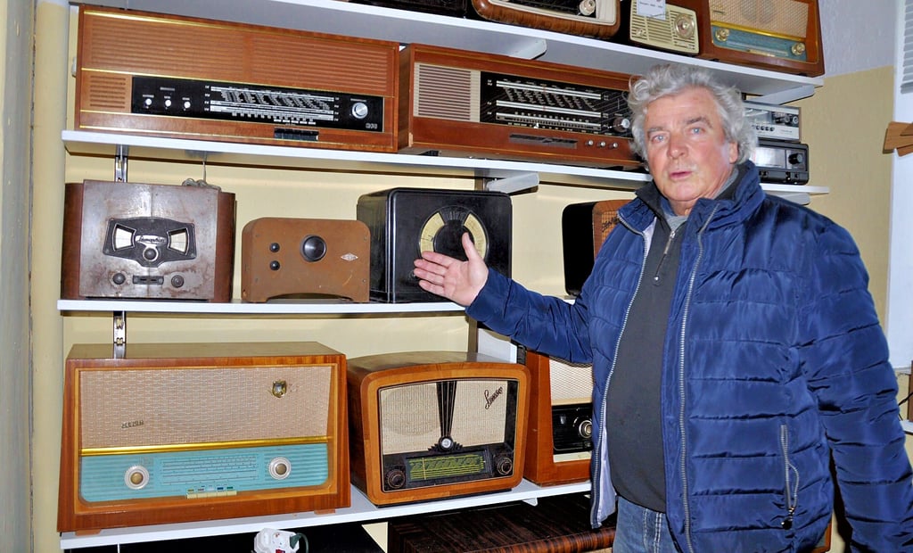 Rüdiger Haase beherbergt eine riesige Auswahl an historischen Fernsehern, Radios und Plattenspielern in seinem Museum.
