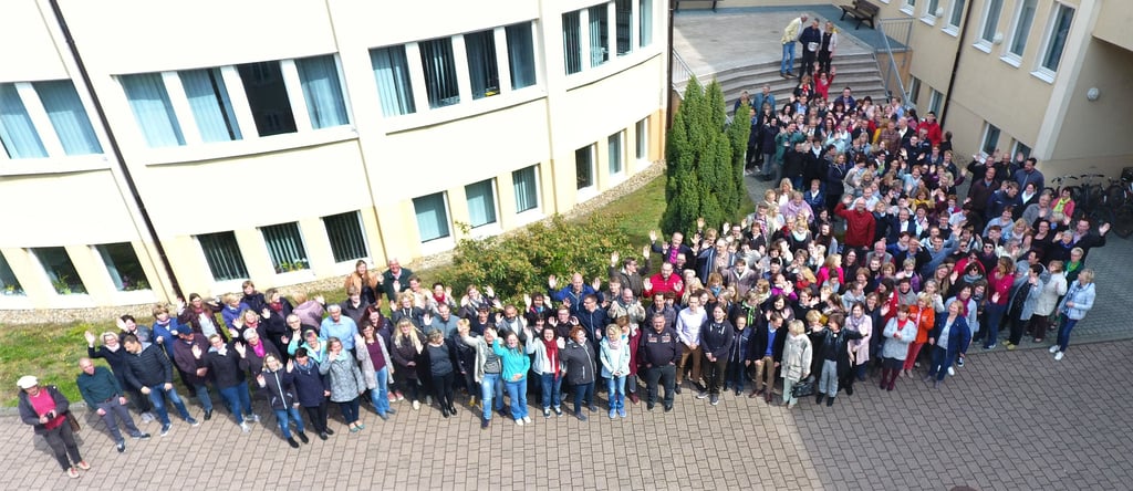 Die Mitarbeiter des Landratsamtes im Altmarkkreis Salzwedel sind eine beeindruckende Zahl. Heute sind sie auch Gratulanten.