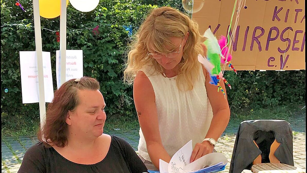 Sandy Nebe (rechts), Leiterin der Knirpsenkiste, und Erzieherinnen betreuen den Stand des Fördervereins der Kita.