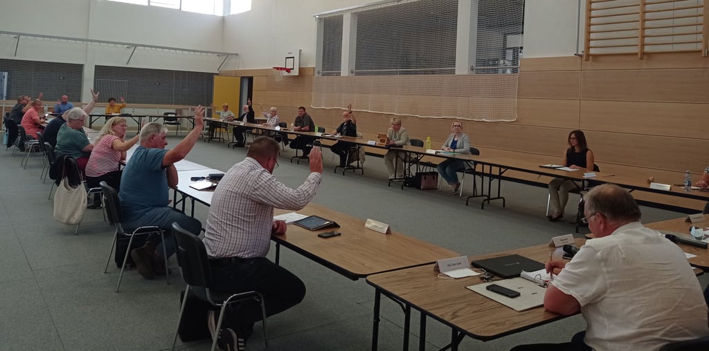 Der Gemeinderat Möser bei seiner Sitzung in der Sporthalle Lostau.