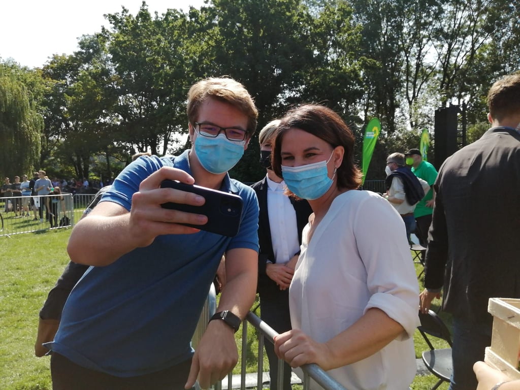 Viele nutzen die Nähe, um ein Selfie mit der Kanzlerkandidatin zu schießen.