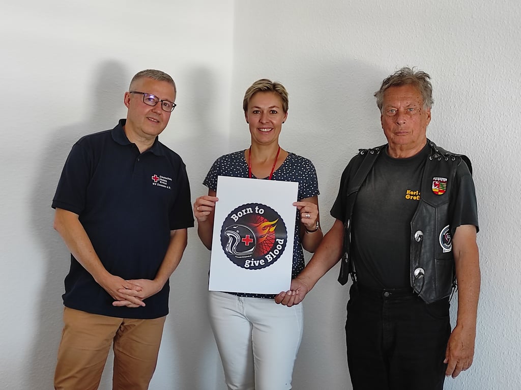Die Akteure von Rock für Blut: Ralf Zaizeck, Antje Rettig und Biker Karl-Heinz Richter, der die Aktion gut findet.