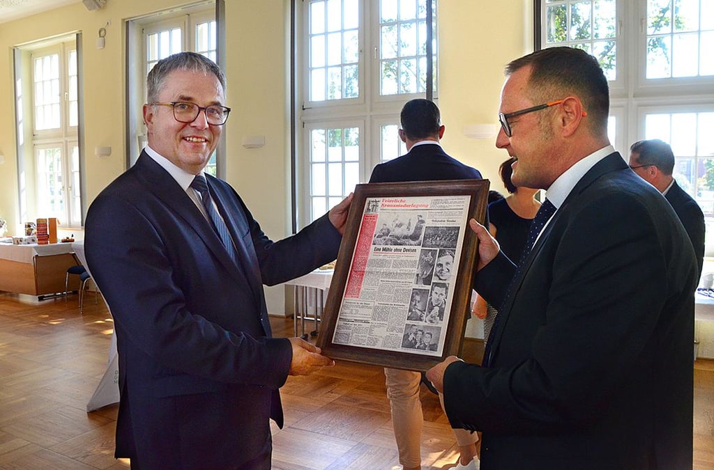 Eine historische Kreisseite der Volksstimme vom Tag seiner Geburt überreichte Regionalverlagsleiter Thomas Frommhagen gestern Landrat Michael Ziche (links) zum 60. Geburtstag.