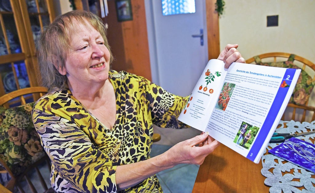 Gisela Ewe präsentiert dem MZ-Fotografen das Druckwerk.