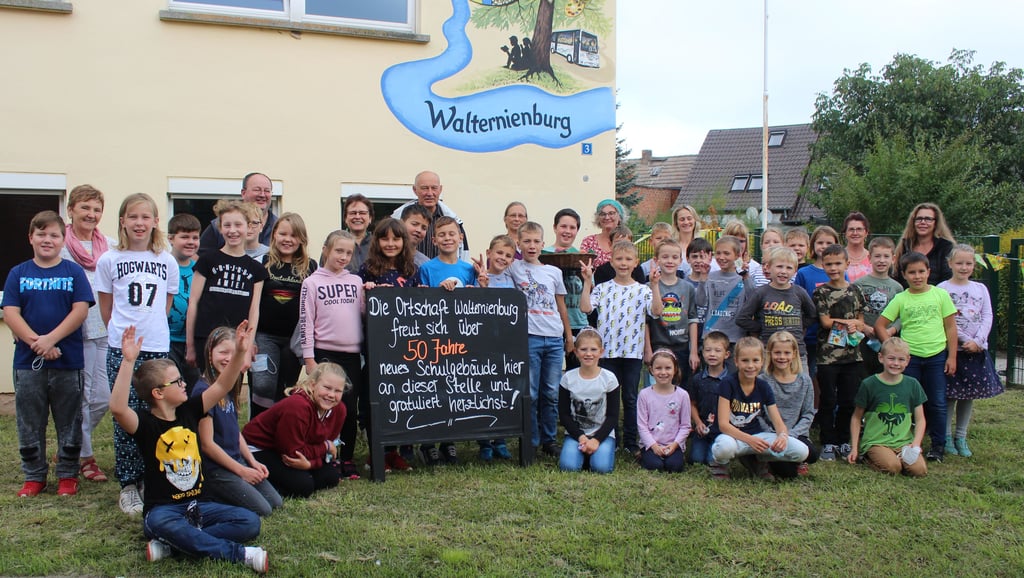 Zum 50 -jährigen Bestehen des Schulgebäudes in Walternienburg gab es Glückwünsche von der Ortschaft. 