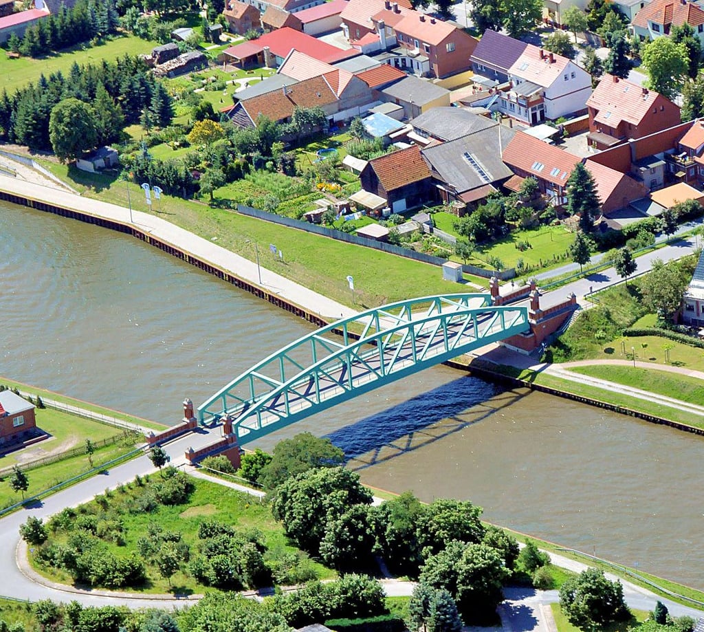Blick auf den Mittellandkanal in Bülstringen: Wie kann das Ufer der Wasserstraße auch für Radfahrer erschlossen werden. Dies ist eine von vielen Fragen, die im Entwicklungskonzept ?Wirtschaftsraum Mittellandkanal? zu finden sind.