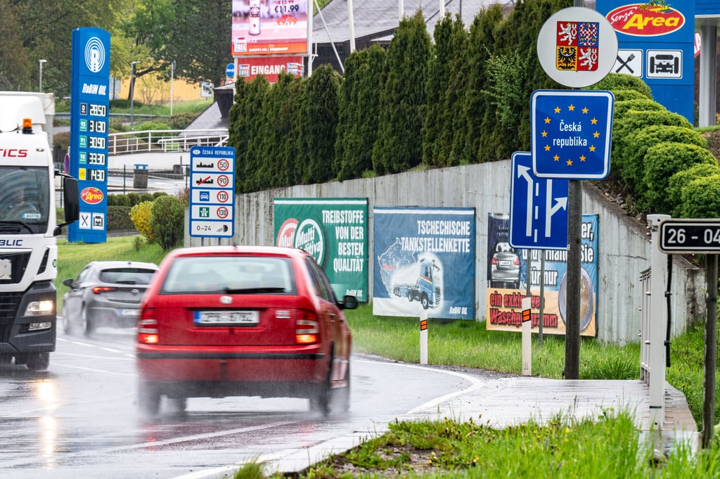 Autos mit deutschen Kennzeichen stehen wieder an tschechischen Tankstellen.