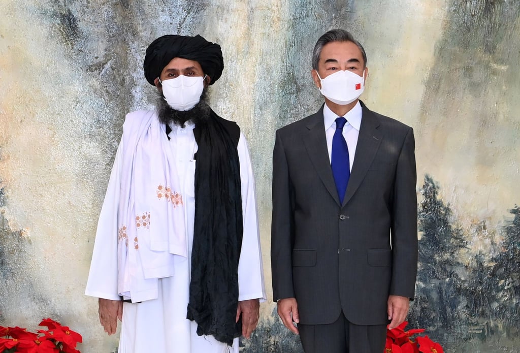 Chinas Außenminister Wang Yi (r) neben einem Führer der Taliban.