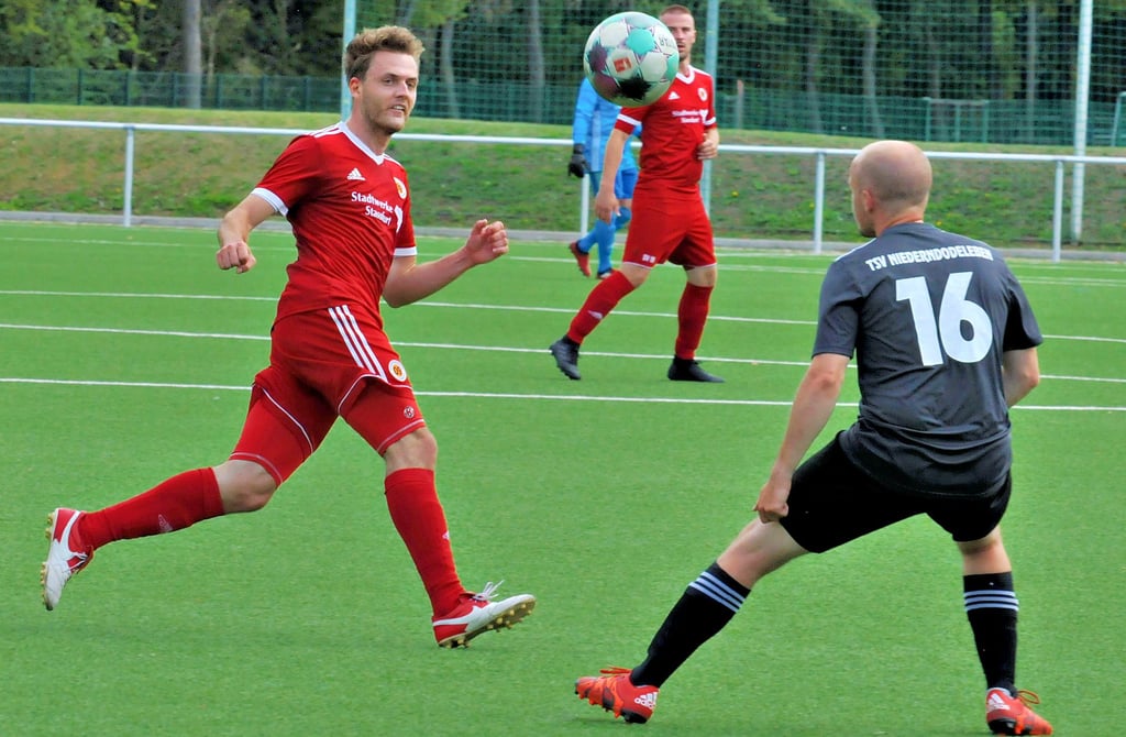 Wenn Marcel Pusch (links) und seine Mitspieler vom SV 09 Staßfurt Ball und Gegner heute Abend fest im Blick behalten, können sie zur Tabellenspitze aufschließen.