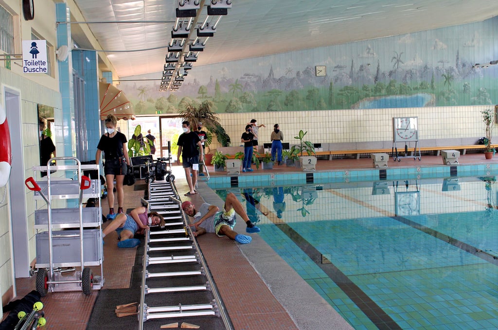 Eine Stunde lang baut das Team die Technik auf, bevor der Dreh in der Schwimmhalle beginnen kann.