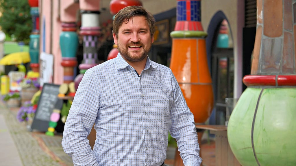 Die Kandidaten konnten sich an einem ihrer Lieblingsplätze im  Wahlkreis ablichten lassen.  Fabian Horn wählte das Hundertwasserhaus in Magdeburg.