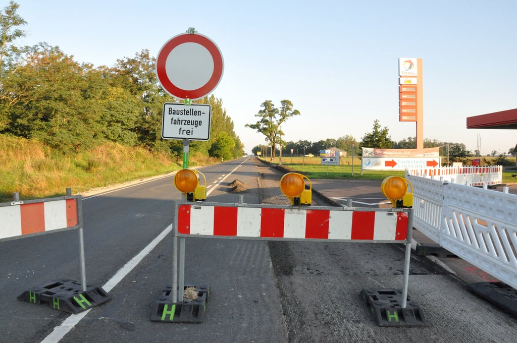 Am Bundesstraßenabschnitt zwischen Zerbst und Töppel haben die Fräsarbeiten begonnen.