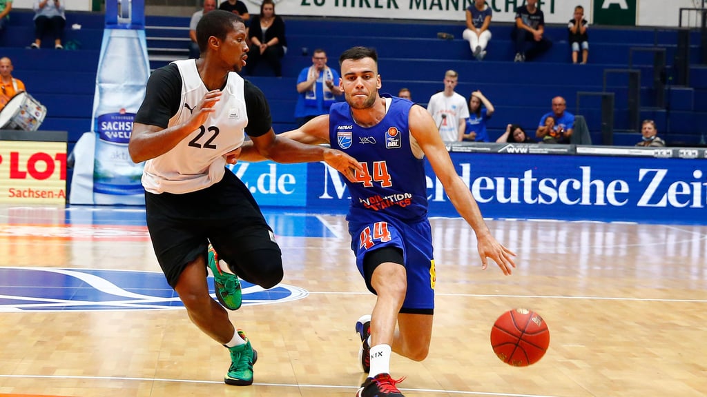 MBC-Spielmacher Nikola Rebic gegen Medi Bayreuth am Ball.