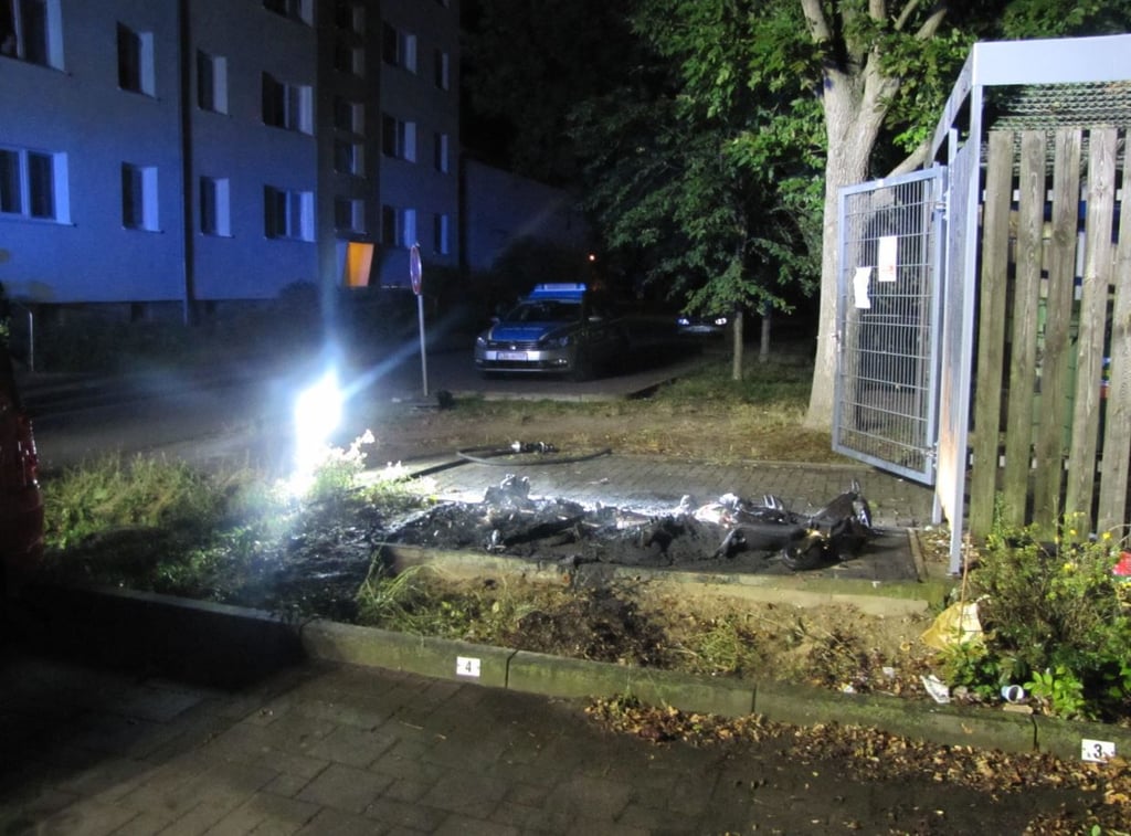 Ein Papiercontainer hat gestern (8. September) neben einem Parkplatz in Salzwedel angefangen zu brennen. Durch die Hitze wurde ein Auto beschädigt. Die Polizei geht von Brandstiftung aus.