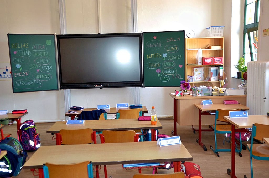 Der Klassenraum der 1. Klasse im neuen Domizil der Gröninger Grundschule ist mit einer Multimedia-Tafel ausgestattet.