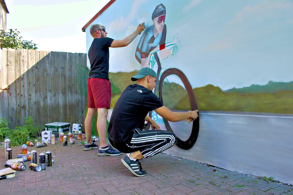 Magnus (vorn) und Niclas von "Farbsturm" aus Bernburg haben die Wand beim Radsportverein "Team Maxim" Ebendorf mit Grafitti verschönert.