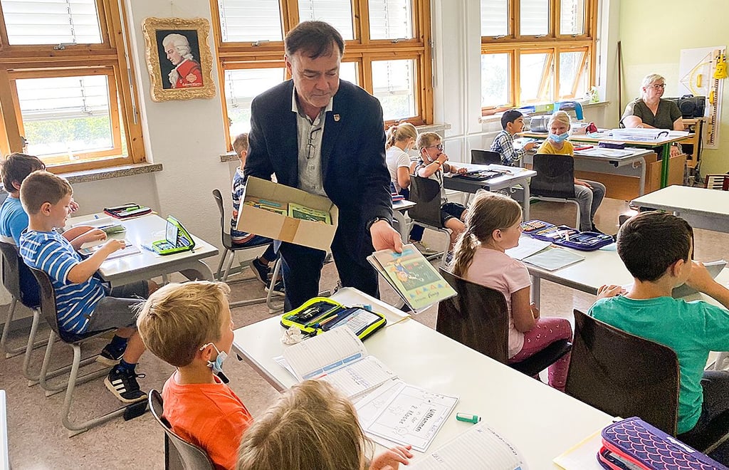 Envia-M verteilt Hausaufgabenhefte an die Schüler der zweiten klasse der Grundshcule Jessen.