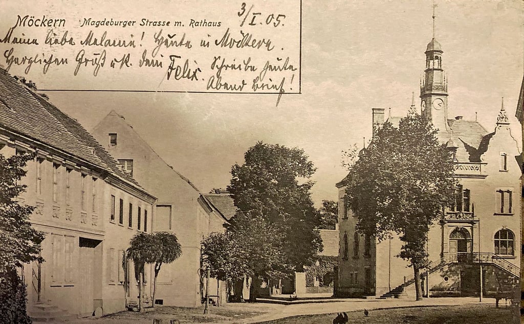 Die Postkarte aus der Zeit um 1905 zeigt das Rathaus Möckern mit einer Balustrade.