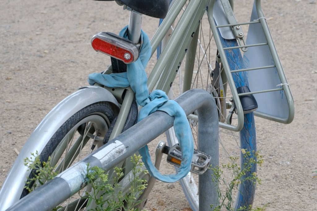 Ein Fahrrad ist mit einem Schloss gesichert.