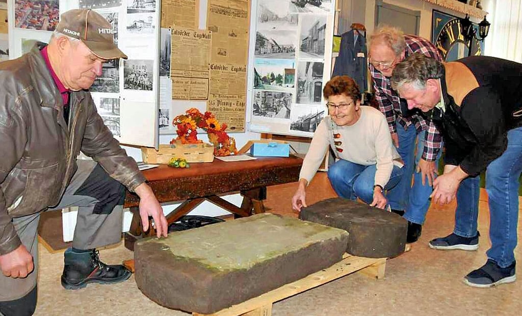 Günther Baake (v. l.), Christa und Uwe Merker sowie Ingo Springborn vom Heimatverein betrachten die Grenzsteine aus Böddensell. Die neuen steinernen Exponate bereichern die Heimatstube.