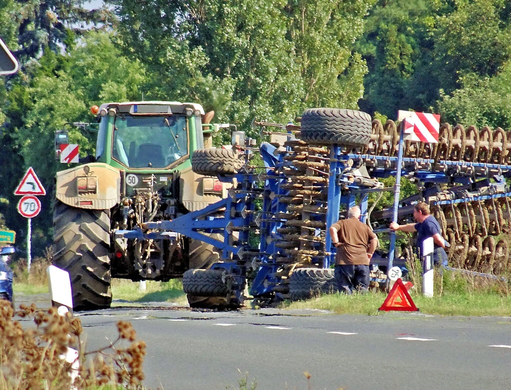 Ein landwirtschaftliches Gerät ist zwischen Vockerode und Griesen zur Seite in den Feldrain gekippt. 