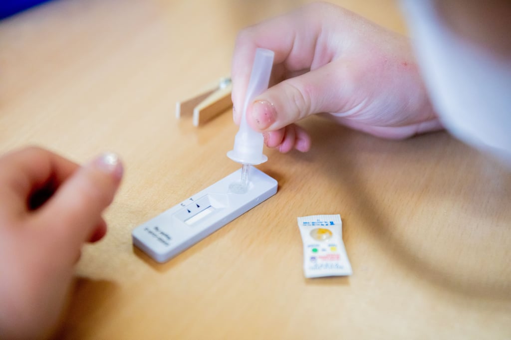 Der Schnelltest, der jeweils am Tag vor den Feierlichkeiten zur Jugendweihe 2021 in Schönebeck beim Schnelltestzentrum angeboten wird, ist nicht kostenfrei, sondern auf Spendenbasis.