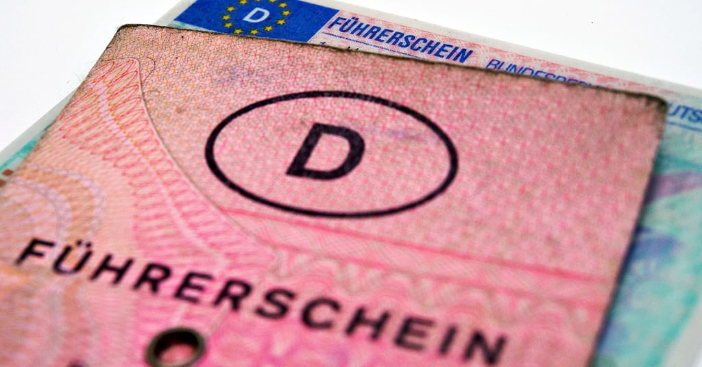  Papier-Führerscheine haben auf Dauer ausgedient.  Der neue EU-Führerschein im Chipkartenformat löst ihn ab. Der Umtausch gestaltet sich im Salzlandkreis schwierig. 