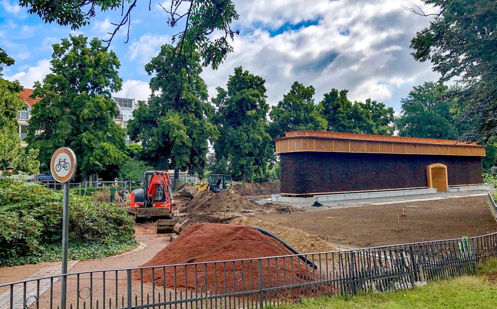 Das Gradierwerk ist fertig und kann eröffnet werden - am Umfeld wurde in den vergangenen Tagen noch gearbeitet.