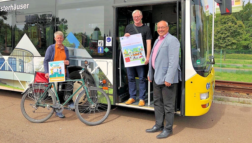 Gestalten die Woche der Mobilität mit: DVG-Chef Torsten Ceglarek, Klimaschutzmanager Michael Ahlers und Stephan Marahrens vom ADFC (v.l.n.r.).