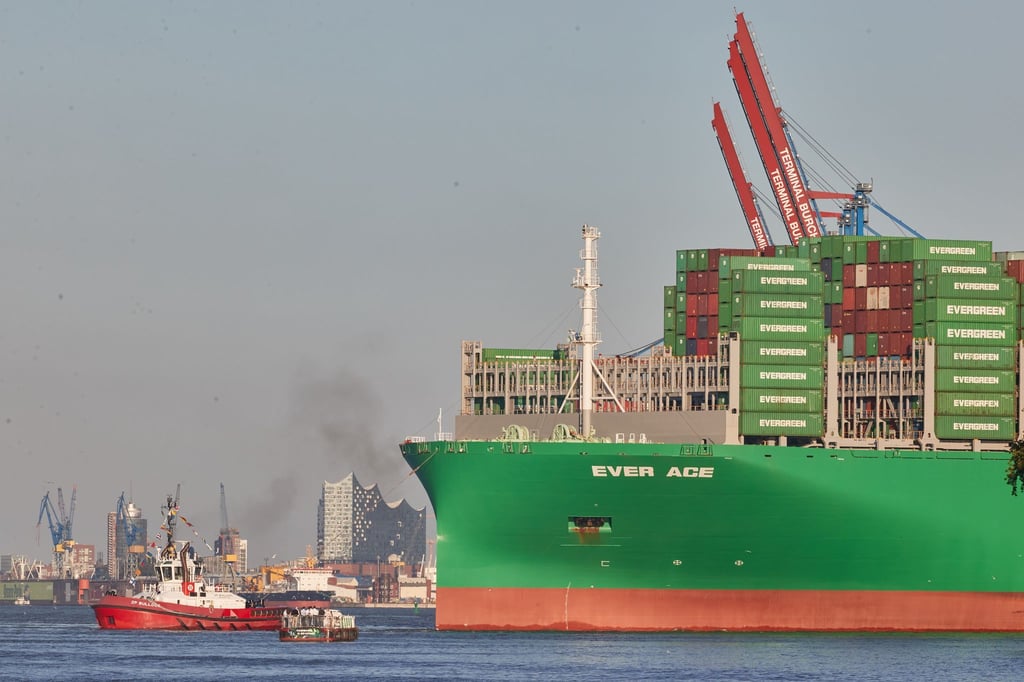 Die „Ever Ace“ wird auf der Elbe von Schleppern in den Hamburger Hafen gelotst.
