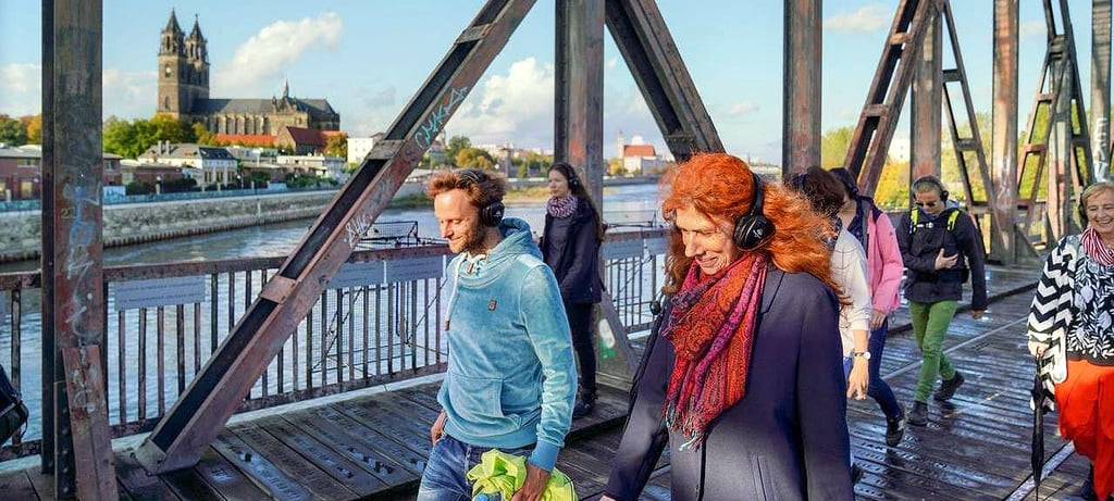 Unter dem Titel ?Utop 89 ... und wer kümmert sich jetzt um die Fische?? bietet das Theater Magdeburg ein Programm beim Spaziergang durch die Stadt ab dem Schauspielhaus in der Otto-von-Guericke-Straße 64. Die Schauspieler sind dabei auf Spurensuche und entwickeln ein Gedankenspiel des Augenblicks: Was wäre, wenn die Stadt heute ein, zwei, viele Utopien aus der Wendezeit noch leben würde? Beginn der zweistündigen Rundgänge ist morgen um 14, 15 und 16 Uhr. Karten gibt es unter Telefon 0391/40 490 490 und www.theater-magdeburg.de.