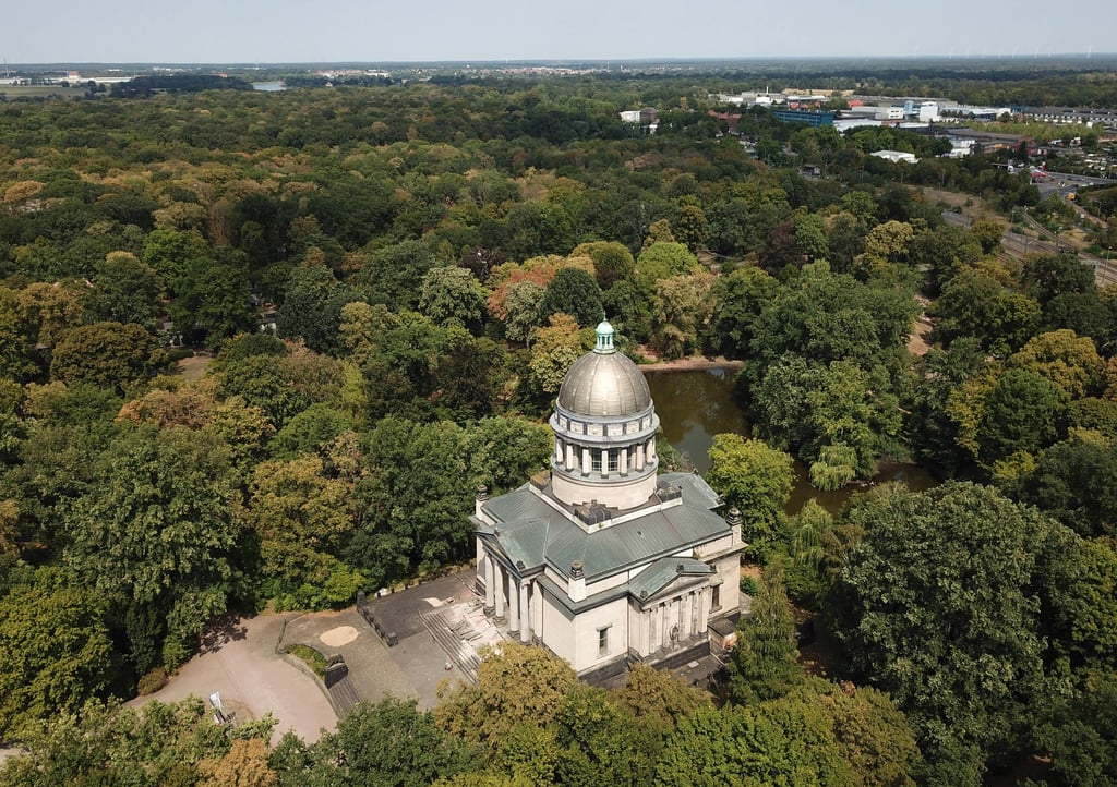 Das Mausoleum steht im Tierpark Dessau
