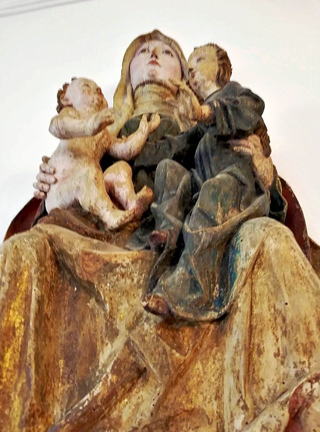 Die Statue der  Anna Selbdritt soll aus dem Jahr  1500 stammen.