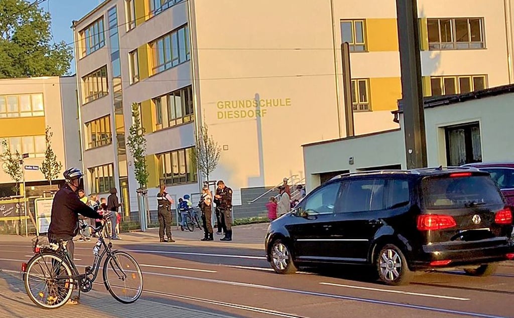 Am Mittwochmorgen warfen Polizisten vor Schulbeginn einen Blick auf die Verkehrssituation im Bereich der Grundschule Diesdorf. Chaottische Verhältnisse gibt es bislang nicht.