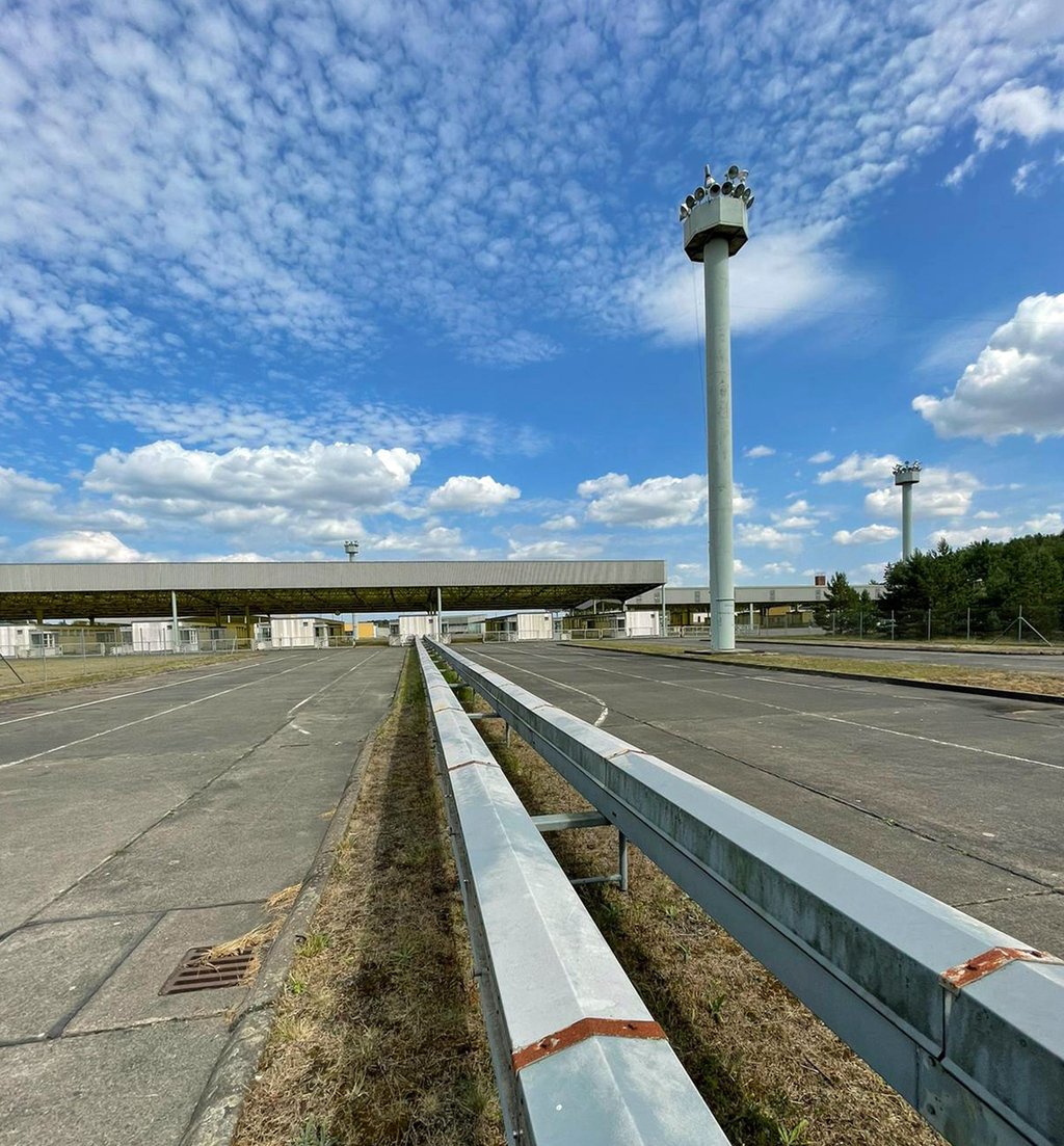 Asphalt und Leitplanke hin zur einstigen Zollabfertigung am größten innerdeutschen Grenzübergang. Die Gedenkstätte Marienborn heißt am Sonntag zu Sonderführungen und Theater willkommen.