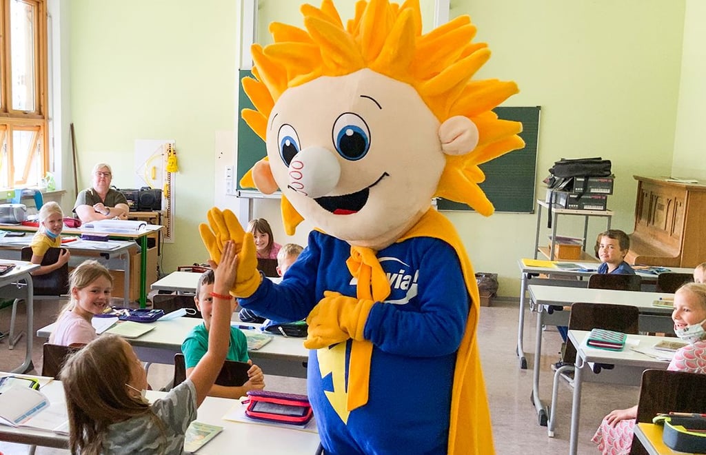 Envia-M verteilt Hausaufgabenhefte an die Schüler der zweiten klasse der Grundshcule Jessen.