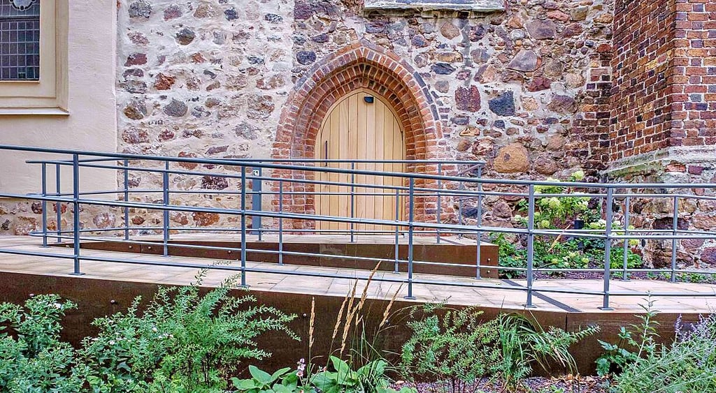 Auf der Südseite der Bad Schmiedeberger Kirche geht es ohne Stufen in das Gotteshaus.