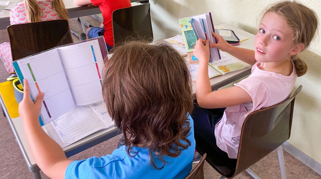 Envia-M verteilt Hausaufgabenhefte an die Schüler der zweiten klasse der Grundschule Jessen.