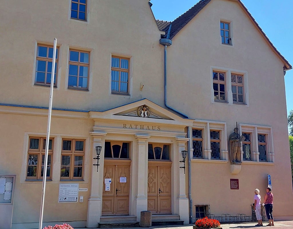 Das Oebisfelder Rathaus bedarf dringend einer Sanierung. Direkt daneben plant die Stadt noch einen Neubau für ein Tourismus- und Bürgerzentrum. Doch der Kreditfür beide Projekte wurde vorerst nicht genehmigt.