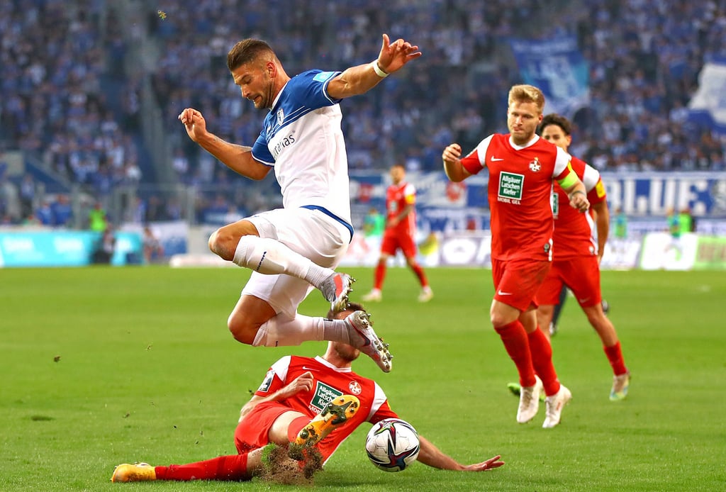 Selbst, wenn es wehtut: Kai Brünker haut sich für den 1. FC Magdeburg immer voll rein. Einige Blessuren sowie ein wackelnder Schneidezahn waren ?Panzers? Bilanz nach dem Kaiserslautern-Spiel. 