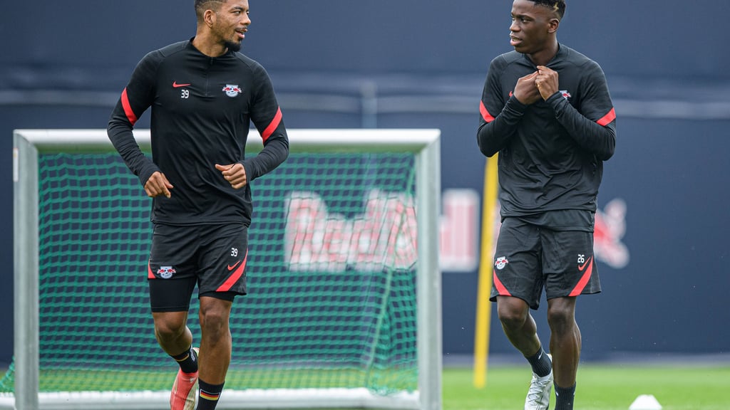 Benjamin Henrichs (l.) und Ilaix Moriba sind bei RB Leipzig bislang nur bedingt glücklich.